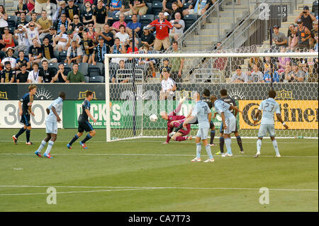 Philadelphie, USA. 23 Juin, 2012. Philadelpia avant l'Union Jack McInerney marque le 2e de ses deux buts pendant un match de football / soccer MLS contre le Sporting KC de Kansas City. Banque D'Images