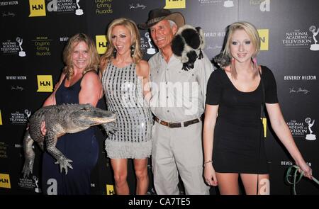 Debbie Gibson, Jack Hanna aux arrivées pour pendant la journée, animation Creative Arts Emmy Awards, Beverly Hilton Hotel, Los Angeles, CA, 23 juin 2012. Photo par : Elizabeth Goodenough/Everett Collection/Alamy Live News Banque D'Images