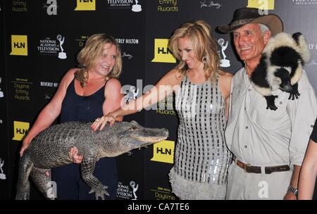 Debbie Gibson, Jack Hanna aux arrivées pour pendant la journée, animation Creative Arts Emmy Awards, Beverly Hilton Hotel, Los Angeles, CA, 23 juin 2012. Photo par : Elizabeth Goodenough/Everett Collection/Alamy Live News Banque D'Images