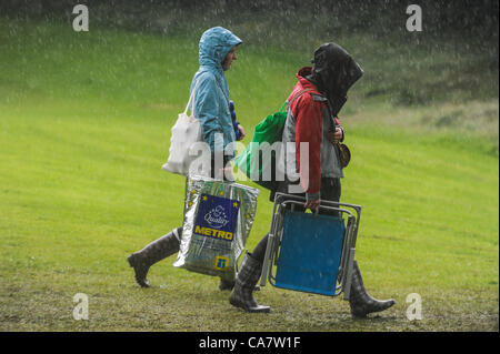 Frais de REPRO 23 Juin, 2012. Corps et âme, festival Ballinlough Castle, Clonmellon, comté de Meath. Photographié à la ci-dessus sont les campeurs enduring the weather.Photo:Barry/www.barrycronin.com. info@barrycronin.com Wilkinstown Cronin, Navan, comté de Meath, Irlande/087-9598549 046-9055044 Banque D'Images