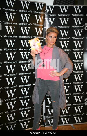 23-06-2012 Le centre Trafford Manchester UK. Katie Price livre signature au nom de l'amour Banque D'Images