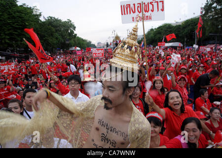 Bangkok , Thaïlande, 24 juin 2012 . 'Red Shirt' manifestants se rassemblent devant le Monument de la démocratie à l'occasion du 80e anniversaire de la 24 Juin 1932 coup d'État. La Thaïlande est une monarchie constitutionnelle avec un gouvernement parlementaire depuis un coup sans effusion de sang le 24 juin 1932 a renversé la monarchie absolue. Banque D'Images