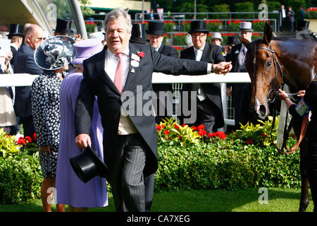 22.06.12 Ascot, Windsor, Angleterre : Sir Michael Stoute au Queen's en vase Mesdames jour Royal Ascot Festival à Ascot Racecourse le 22 juin 2012 à Ascot, en Angleterre. Estimation, le cheval de Queens, a gagné la course pour elle que le propriétaire Banque D'Images