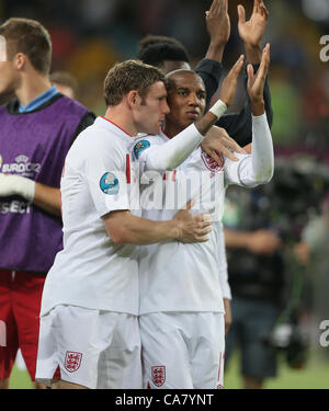 JAMES MILNER & ASHLEY YOUNG ANGLETERRE V ITALIE EURO 2012 STADE OLYMPIQUE DE KIEV UKRAINE 24 Juin 2012 Banque D'Images