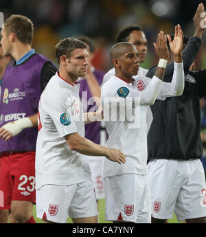 JAMES MILNER & ASHLEY YOUNG ANGLETERRE V ITALIE EURO 2012 STADE OLYMPIQUE DE KIEV UKRAINE 24 Juin 2012 Banque D'Images