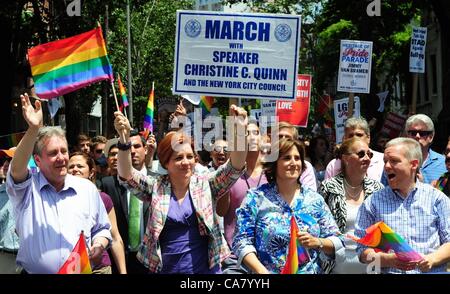 24 juin 2012 - Manhattan, New York, États-Unis - Le président du conseil de ville CHRISTINE QUINN et épouse KIM CATULLO à pied dans le cadre de la célébration de mars 2012 New York City Pride et à commémorer les émeutes de Stonewall de 1969 sur Christopher Street dans le West Village. (Crédit Image : © Bryan Smith/ZUMAPRESS.com) Banque D'Images