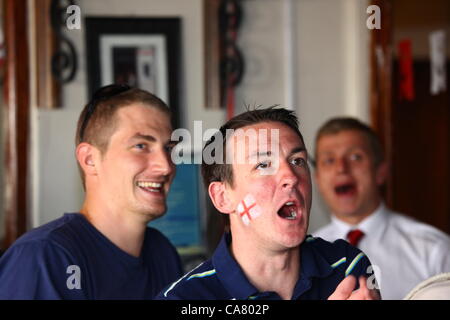LA PAZ, BOLIVIE, 24 juin 2012. Un mélange de voyageurs anglais et d'expatriés regardent le match quart de finale du Championnat d'Europe de football de l'UEFA entre l'Angleterre et l'Italie en direct à la télévision dans le pub Olivers de style anglais à la Paz, en Bolivie. Banque D'Images