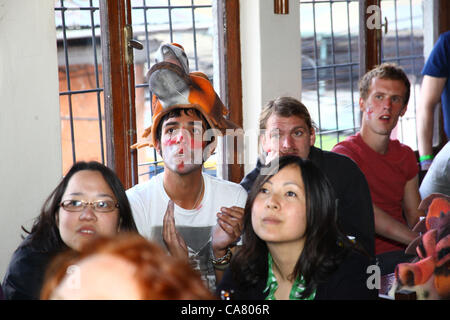 LA PAZ, BOLIVIE, 24 juin 2012. Un mélange de voyageurs et d'expatriés regardent le match quart de finale du Championnat d'Europe de football de l'UEFA entre l'Angleterre et l'Italie en direct à la télévision dans le pub Olivers de style anglais à la Paz, en Bolivie. Banque D'Images