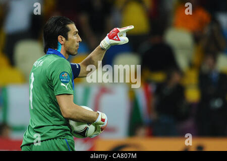 24.06.2012 , Kiev, Ukraine. Gardien de l'Italie Gianluigi Buffon au cours de gestes la pénalité shoot out pendant l'UEFA EURO 2012 football match quart de finale l'Angleterre contre l'Italie au NSC Olimpiyskiy Stade Olympique de Kiev, Kiev, Ukraine, le 24 juin 2012. Italie a gagné le pousse dehors pour éliminer l'Angleterre atteindre la demi-finale contre l'Allemagne. Banque D'Images