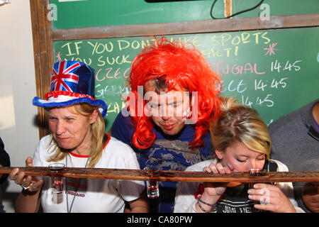 LA PAZ, BOLIVIE, 24 juin 2012. Un mélange de voyageurs anglais et d'expatriés jouant à des jeux à boire abattant des coups dans Olivers pub de style anglais à la Paz. Banque D'Images