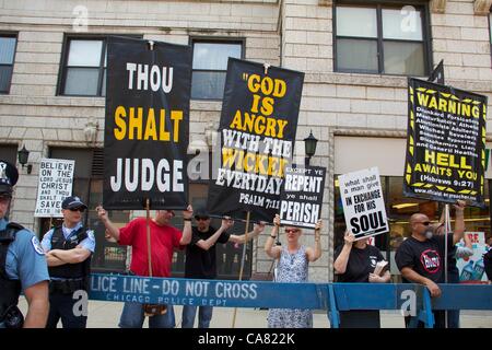 Chicago, Illinois, USA, 24e, juin, 2012. Les manifestants religieux bordent la route de la Pride Parade 2012. Le défilé a attiré une foule de 850 000 personnes, dont certaines ont protesté contre le style de vie pour des motifs religieux. Banque D'Images