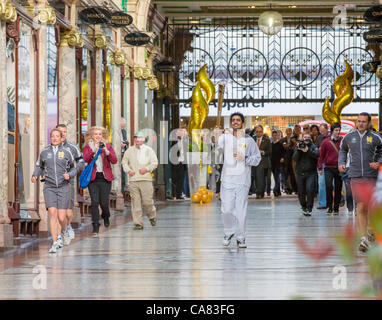 Relais de la flamme olympique en passant par l'Arcade dans le comté de Victoria Quarter du centre-ville de Leeds, West Yorks UK, le 25/6/1 Banque D'Images