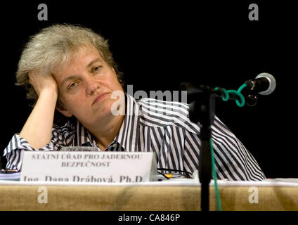 Audition publique sur l'évaluation des incidences environnementales (EIE) de la construction prévue de l'usine nucléaire de Temelin n'a eu lieu dans la région de Ceske Budejovice, République tchèque le 22 juin 2012. Photo Dana Drabova, physicien nucléaire et présidente de l'Office d'Etat pour la sécurité nucléaire de la République tchèque. (CTK Photo/David Veis) Banque D'Images