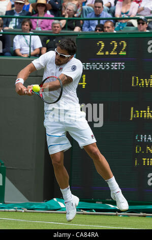 25.06.2012 Londres, Angleterre Janko Tipsarevic de Serbie en action contre David Nalbandian de l'Argentine au cours de la première ronde du match au tennis de Wimbledon à l'All England Lawn Tennis Club. Banque D'Images