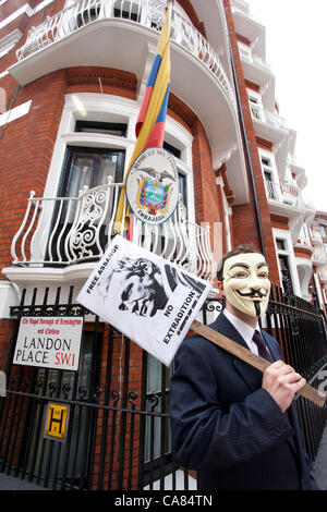 Londres, Royaume-Uni. 25 Juin, 2012. Julian Assange. Ambassade de l'Equateur, Hans Crescent, London, UK manifestants devant l'ambassade d'Equateur à Londres, comme l'offre d'asile par le fondateur de Wikileaks Julian Assange se poursuit et l'ambassadeur d'Equateur à Londres vole dans l'Equateur pour s'entretenir avec le président Correa. Banque D'Images