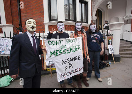 Londres, Royaume-Uni. 25 Juin, 2012. Manifestants devant l'ambassade d'Equateur à Londres, comme l'offre d'asile par le fondateur de Wikileaks Julian Assange se poursuit et l'ambassadeur d'Equateur à Londres vole dans l'Equateur pour s'entretenir avec le président Correa. Banque D'Images