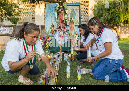 25 juin 2012 - Phoenix, AZ, États-Unis d'Amérique - GEORGINA SANCHEZ, et d'autres militants de l'immigration allumer des bougies à improviser une modifier à l'Arizona State Capitol à Phoenix, AZ, lundi. La poursuite, l'Arizona, États-Unis c. détermine si oui ou non l'Arizona est difficile, la loi anti-immigration populairement connu sous le nom de SB1070 est constitutionnelle. Entre autres choses, la loi exige que les agents de police à vérifier le statut migratoire de toute personne qu'ils arrêtent, permet à la police d'arrêter et arrêter toute personne qui, selon eux, d'être un immigrant illégal, en fait un crime pour quelqu'un d'être dans l'état sans l'immigration valide Banque D'Images