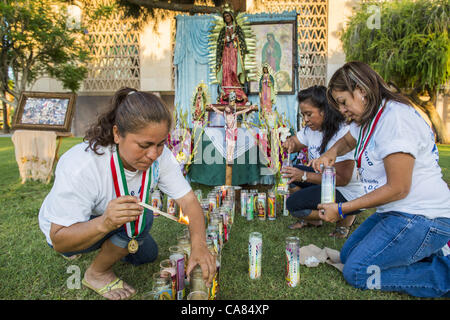 25 juin 2012 - Phoenix, AZ, États-Unis d'Amérique - GEORGINA SANCHEZ, et d'autres militants de l'immigration allumer des bougies à improviser une modifier à l'Arizona State Capitol à Phoenix, AZ, lundi. La poursuite, l'Arizona, États-Unis c. détermine si oui ou non l'Arizona est difficile, la loi anti-immigration populairement connu sous le nom de SB1070 est constitutionnelle. Entre autres choses, la loi exige que les agents de police à vérifier le statut migratoire de toute personne qu'ils arrêtent, permet à la police d'arrêter et arrêter toute personne qui, selon eux, d'être un immigrant illégal, en fait un crime pour quelqu'un d'être dans l'état sans l'immigration valide Banque D'Images