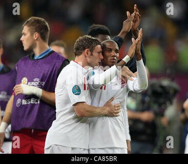 JAMES MILNER & ASHLEY YOUNG ANGLETERRE V ITALIE STADE OLYMPIQUE DE KIEV UKRAINE 25 Juin 2012 Banque D'Images