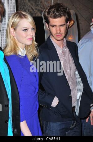 Emma Stone, Andrew Garfield présente à l'AMAZING SPIDER-MAN en lumière l'Empire State Building, l'Empire State Building, New York, NY Le 25 juin 2012. Photo par : Gregorio T. Binuya/Everett Collection Banque D'Images