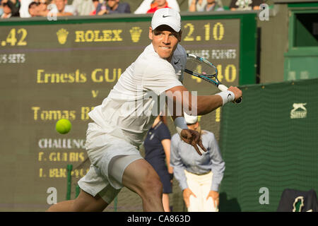 25.06.2012 Londres, Angleterre République tchèque de Tomas Berdych en action contre Ernests Gulbis de Lettonie au cours de la première ronde du match au tennis de Wimbledon à l'All England Lawn Tennis Club. Banque D'Images