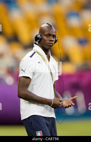 Mario Balotelli (ITA), 24 juin 2012 - Football / Soccer : Mario Balotelli de l'Italie avant l'UEFA EURO 2012 Quart de finale entre l'Angleterre 0(2-4)0 l'Italie au stade Olympiyskiy à Kiev, Ukraine. (Photo de Maurizio Borsari/AFLO) [0855] Banque D'Images