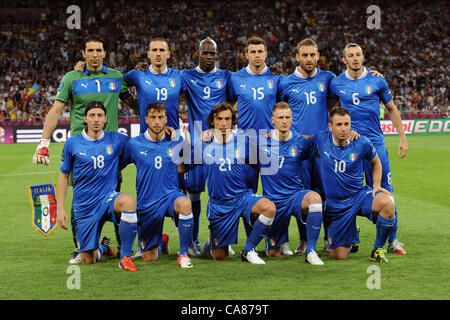 Groupe de l'équipe de l'Italie (ITA), 24 juin 2012 - Football : Football / Italie Groupe d'équipe (L-R) Gianluigi Buffon, Leonardo Bonucci, Mario Balotelli, Andrea Barzagli, Daniele De Rossi, Federico Balzaretti, avant ; Riccardo Montolivo, Claudio Marchisio, Andrea Pirlo, Ignazio Abate, Antonio Cassano avant l'UEFA EURO 2012 Quart de finale entre l'Angleterre 0(2-4)0 l'Italie au stade Olympiyskiy à Kiev, Ukraine. (Photo de Maurizio Borsari/AFLO) [0855] Banque D'Images