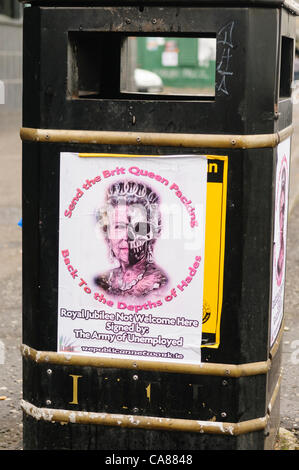 L'Irlande du Nord, Belfast, 26/06/2012 - républicains de protestation contre la visite de la Reine d'Irlande en érigeant des affiches disant 'Send la Brit Reine retour à l'emballage des profondeurs de l'Hadès' Banque D'Images