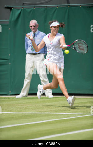 26.06.2012. Le Wimbledon Tennis Championships 2012 tenue à l'All England Lawn Tennis et croquet Club, Londres, Angleterre, Royaume-Uni. Laura Robson (GBR) v Francesca Schiavone (ITA). Laura en action. Banque D'Images