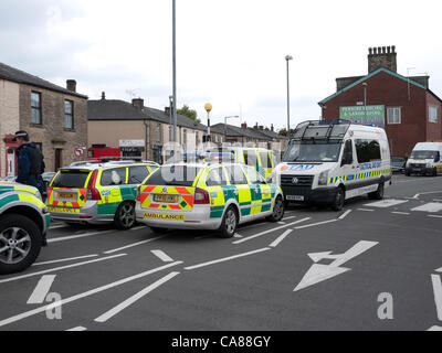 Oldham, grand Manchester, UK. 26 juin 2012. La police de la circulation et de remplir les rues de Crompton façon, une route à proximité de ce matin explosion d'une maison dans la région de Shaw d'Oldham. Un enfant est mort et un homme est pris au piège sous les décombres après un certain nombre de maisons ont été endommagées dans un cas présumé d'explosion de gaz dans la région de Oldham, la police a dit. Banque D'Images