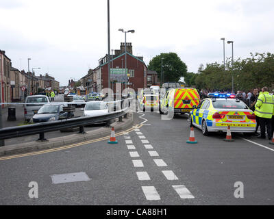 Oldham, grand Manchester, UK. 26 juin 2012. La police de la circulation et de remplir les rues de Crompton façon, une route à proximité de ce matin explosion d'une maison dans la région de Shaw d'Oldham. Un enfant est mort et un homme est pris au piège sous les décombres après un certain nombre de maisons ont été endommagées dans un cas présumé d'explosion de gaz dans la région de Oldham, la police a dit. Banque D'Images