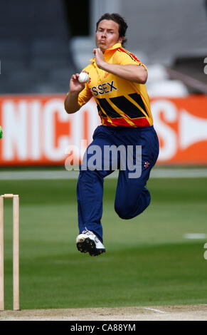 26.06.12 Chelmsford, Angleterre : Graham Napier d'Essex County Cricket lors d'adéquation entre l'Essex et l'Australie a joué à la Ford County Ground le 26 juin 2012 à Chelmsford, Royaume-Uni Banque D'Images