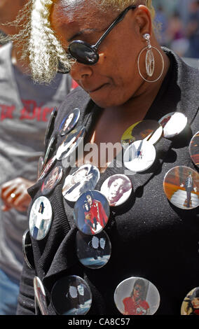 25 juin 2012 - Los Angeles, Californie, États-Unis - les fans et les touristes rendre hommage à Michael Jackson's étoile sur le Walk of Fame pour marquer le troisième anniversaire de sa mort. (Crédit Image : © Chiu/ZUMAPRESS.com) Ringo Banque D'Images