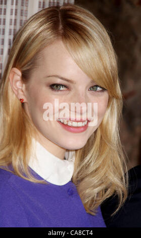 25 juin 2012 - New York, New York, États-Unis - actrice Emma Stone assiste à l'acteur de 'The Amazing Spider-Man' light l'Empire State Building. (Crédit Image : © Kaszerman ZUMAPRESS.com)/Nancy Banque D'Images