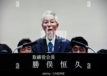 Le 27 juin 2012, Tokyo, Japon - Président Tsunehisa Katsumata de Tokyo Electric Power Co., est représenté sur un moniteur en salle de presse qu'il exprime ses excuses pour la crise nucléaire à la centrale de Fukushima n°1 au début de son assemblée annuelle des actionnaires tenue à Tokyo le mercredi, 27 juin 2012. 8 à 20 de l'utilitaire d'administration et des commissaires aux comptes, y compris Katsumata, obtiennent des postes lucratifs dans les sociétés du groupe au golden parachutes après leur démission d'assumer la responsabilité de la crise. Plus de 3 000 actionnaires concernés y compris du gouvernement métropolitain de Tokyo a participé à la rencontre Banque D'Images