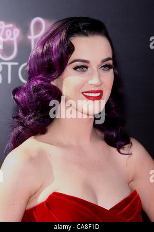 KATY PERRY KATY PERRY : UNE PARTIE DE MOI. LOS ANGELES PREMIERE HOLLYWOOD LOS ANGELES CALIFORNIA USA 26 Juin 2012 Banque D'Images