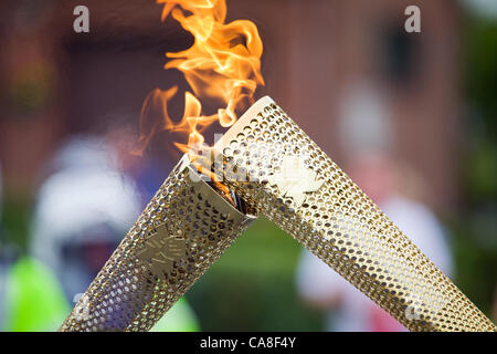 26 juin 2012. Wrawby Lincolnshire du Nord. La flamme olympique est passée d'un flambeau à l'autre, un processus connu sous le nom de baiser, comme la flamme olympique traverse Lincolnshire du Nord dans le cadre du relais de la flamme. Banque D'Images