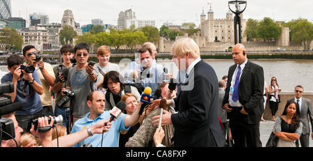 Londres, Royaume-Uni. Mercredi 27 juin 2012. Anneaux olympiques ont été dévoilés au Tower Bridge aujourd'hui exactement un mois avant le début des Jeux Olympiques de Londres. L'inauguration a été suivie par un certain nombre de dignitaires, dont Boris Johnson, Maire de Londres qui est vue ici aborder le monde presse après le dévoilement. Banque D'Images