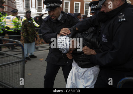 London, UK, 02/12/2011. Membre présumé du groupe extrémiste interdit "les musulmans contre les Croisades" d'être arrêté peu après la tenue d'une petite manifestation devant l'ambassade américaine à Grosvenor Square, Londres Banque D'Images