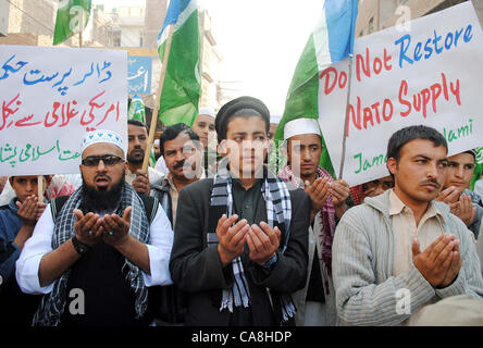 Les partisans du Jamat-e-Islami (JI) protestent contre l'attaque de l'OTAN dans le pays, au cours de la démonstration à Peshawar Banque D'Images