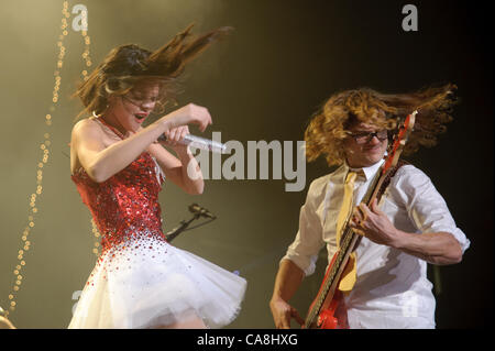 SACRAMENTO, CA - 1 décembre : Selena Gomez joue dans Jingle Ball 2011 à Power Balance Pavilion à Sacramento en Californie le 1 décembre 2011 Banque D'Images