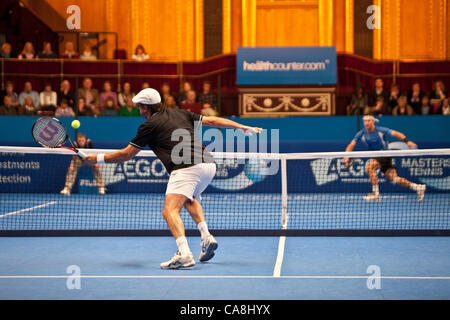 Le 01.12.2011. Londres, Angleterre. Henri Leconte (FRA) et Pat Cash (AUS) en action au cours de la troisième journée de jeu à l'Aegon Masters Tennis au Royal Albert Hall Banque D'Images