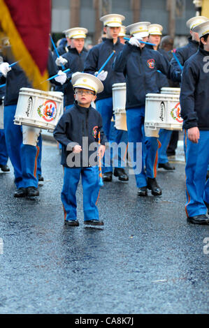 Londonderry, Royaume-Uni. 19Th Mar, 2011. Un jeune garçon profitant d'une journée dans l'Apprenti Boys' de Derry mars pour commémorer le 322e anniversaire de la fermeture des portes contre l'armée du Roi Jacques en 1688. Londonderry, en Irlande du Nord Banque D'Images