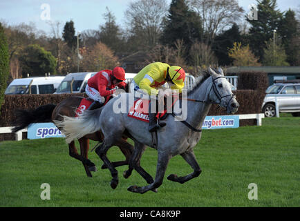 Al Ferof monté par Ruby Walsh saute la dernière fencee sur son chemin vers la victoire de l'éradication de monté par David Bass dans l'assurance Markel Henry VIII Novices' Chase à l'Hippodrome Sandown Park, ESHER, Surrey - 03/12/2011 - CRÉDIT : Martin Dalton/TGSPHOTO Banque D'Images