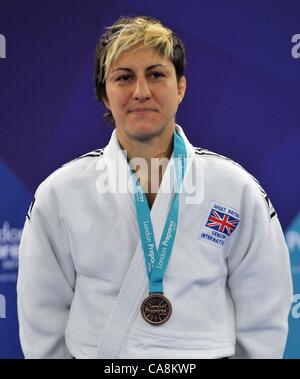 ExCel, Londres, UK, Samedi 03/12/2011. Sophie Cox (GBR) avec sa médaille de bronze. Invitation Internationale de Judo. Londres se prépare pour 2012 Banque D'Images
