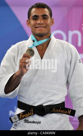 ExCel, Londres, UK, Samedi 03/12/2011. Bruno Mendonca (BRA) avec sa médaille d'or. Invitation Internationale de Judo. Londres se prépare pour 2012 Banque D'Images