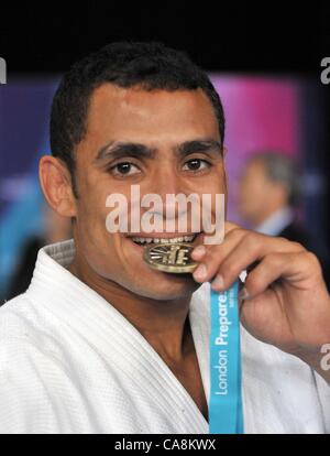 ExCel, Londres, UK, Samedi 03/12/2011. Bruno Mendonca (BRA) mord la médaille d'or. Invitation Internationale de Judo. Londres se prépare pour 2012 Banque D'Images