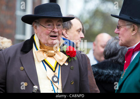 Festival de Noël de Dickens, 4 décembre 2011, Rochester, Kent, UK. Un personnage de Dickens, M. Micawber, partie de la parade principale vers le bas de la rue principale . Le festival a lieu chaque année depuis 1988 et célèbre Charles Dickens connexions avec la ville. Banque D'Images