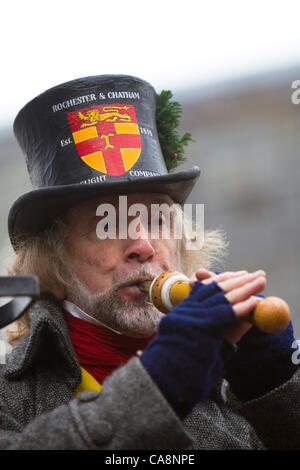 Festival de Noël de Dickens, 4 décembre 2011, Rochester, Kent, UK. M. William Tompkins donne de la musique et de la chanson dans le style de music-hall, sous le couvert de la Rochester Lamplighter. Le festival a lieu chaque année depuis 1988 et célèbre Charles Dickens connexions avec la ville. Banque D'Images