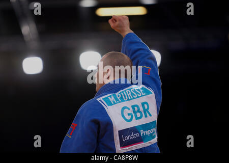 Matthew PURSSEY (GBR) v David RUIZ ZAJAC (ESP) dans le play-off en bronze des hommes -90 kg Londres prépare invitation Internationale de Judo test event, 3-4 décembre 2011 à l'ExCel. Banque D'Images